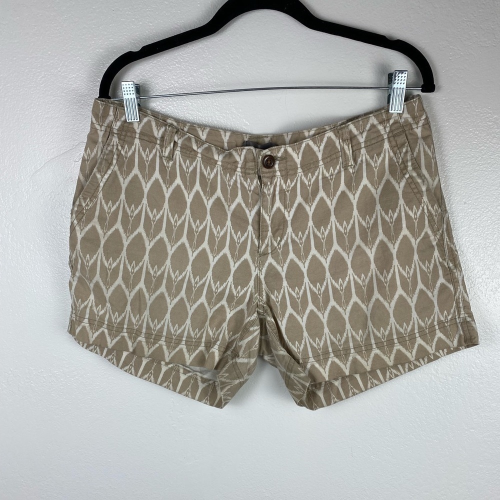 The North Face Beige and White Patterned Women’s Shorts
